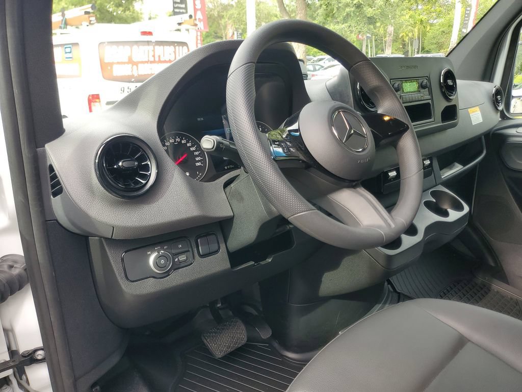 Used 2025 Mercedes-Benz Sprinter 2500 image 15
