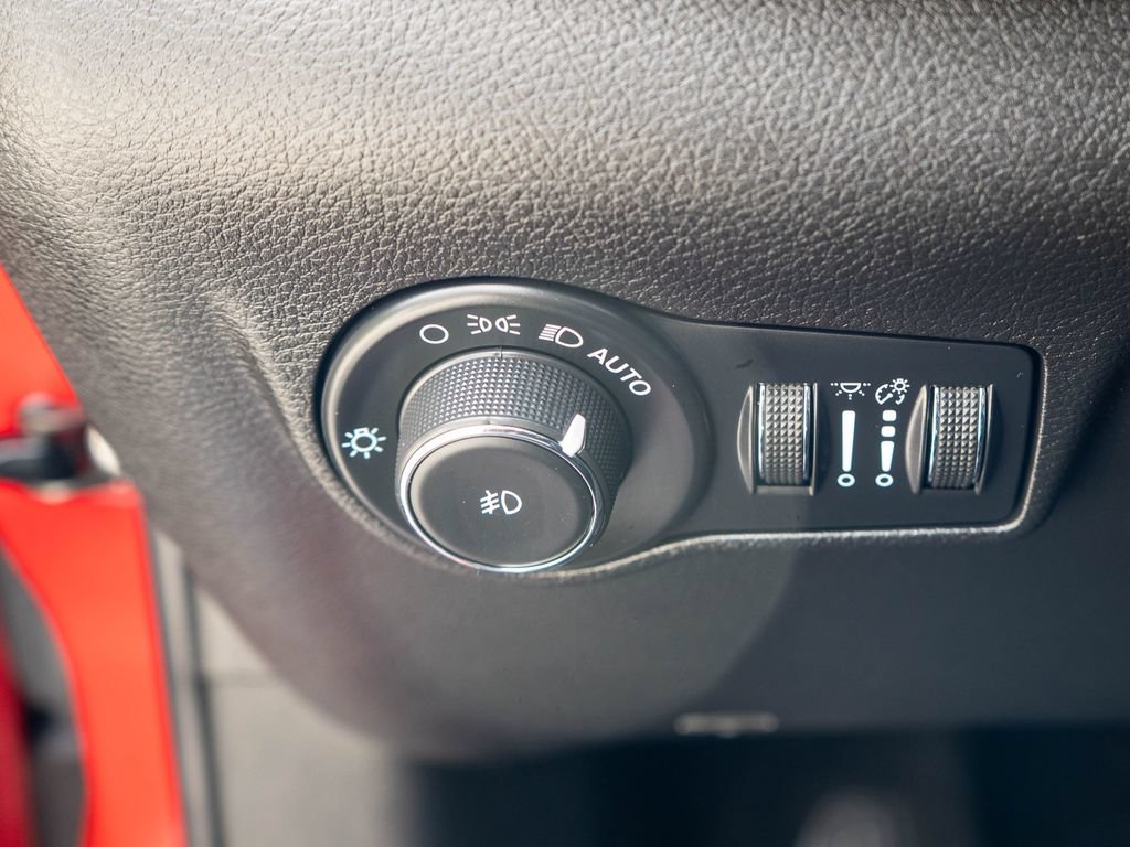 Used 2023 Jeep Compass Latitude w/ Sun and Sound Group AWD/4WD image 18