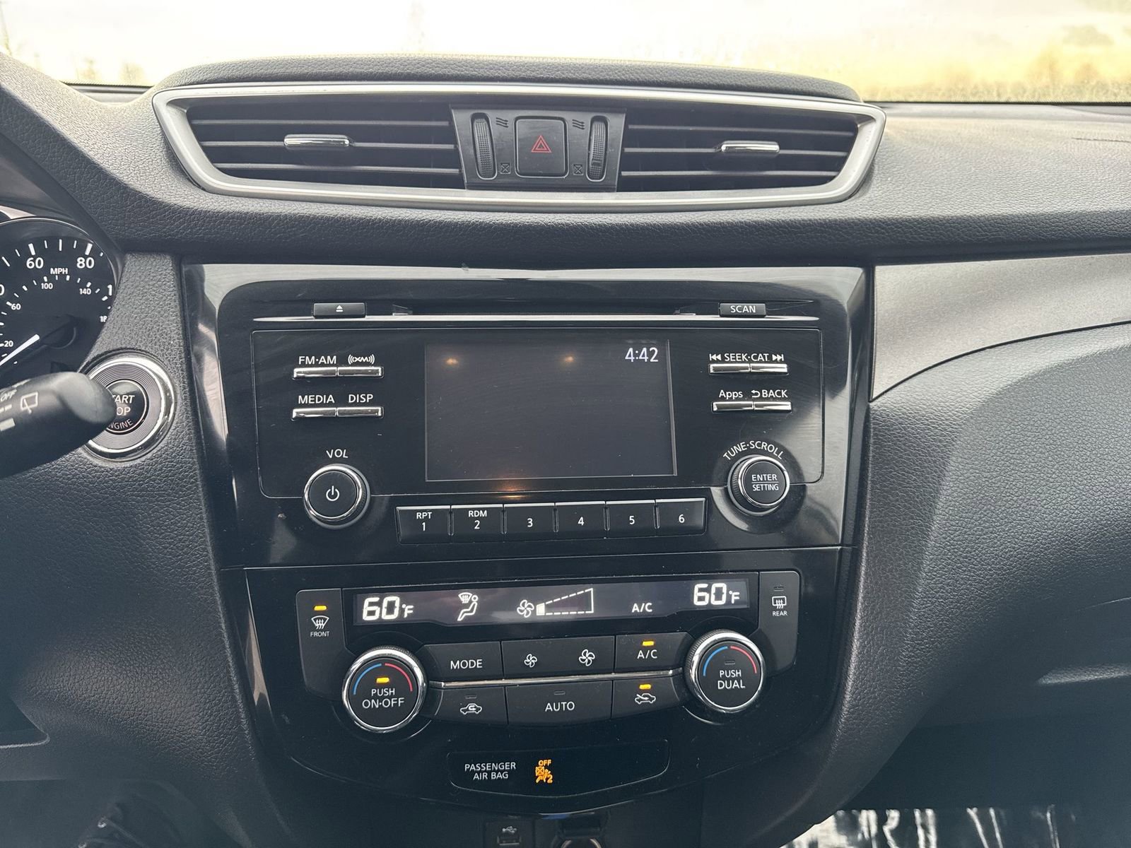 Used 2016 Nissan Rogue SV image 14