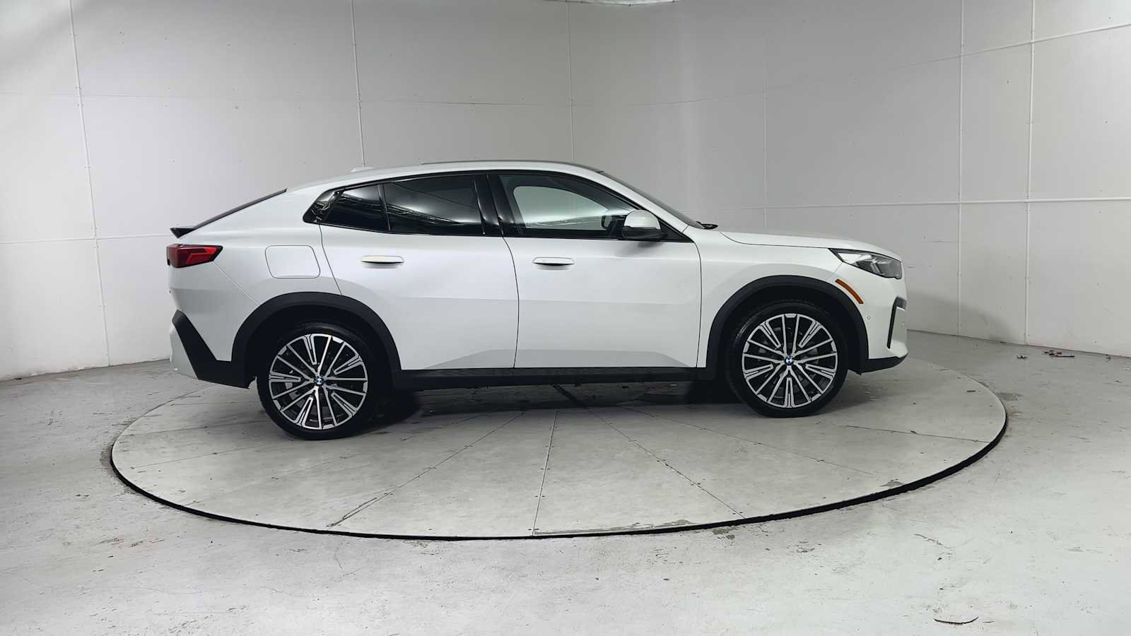 Used 2025 BMW X2 xDrive28i w/ Technology Package image 9