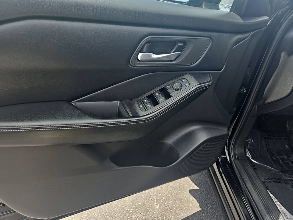 Used 2025 Nissan Rogue SV AWD/4WD image 9