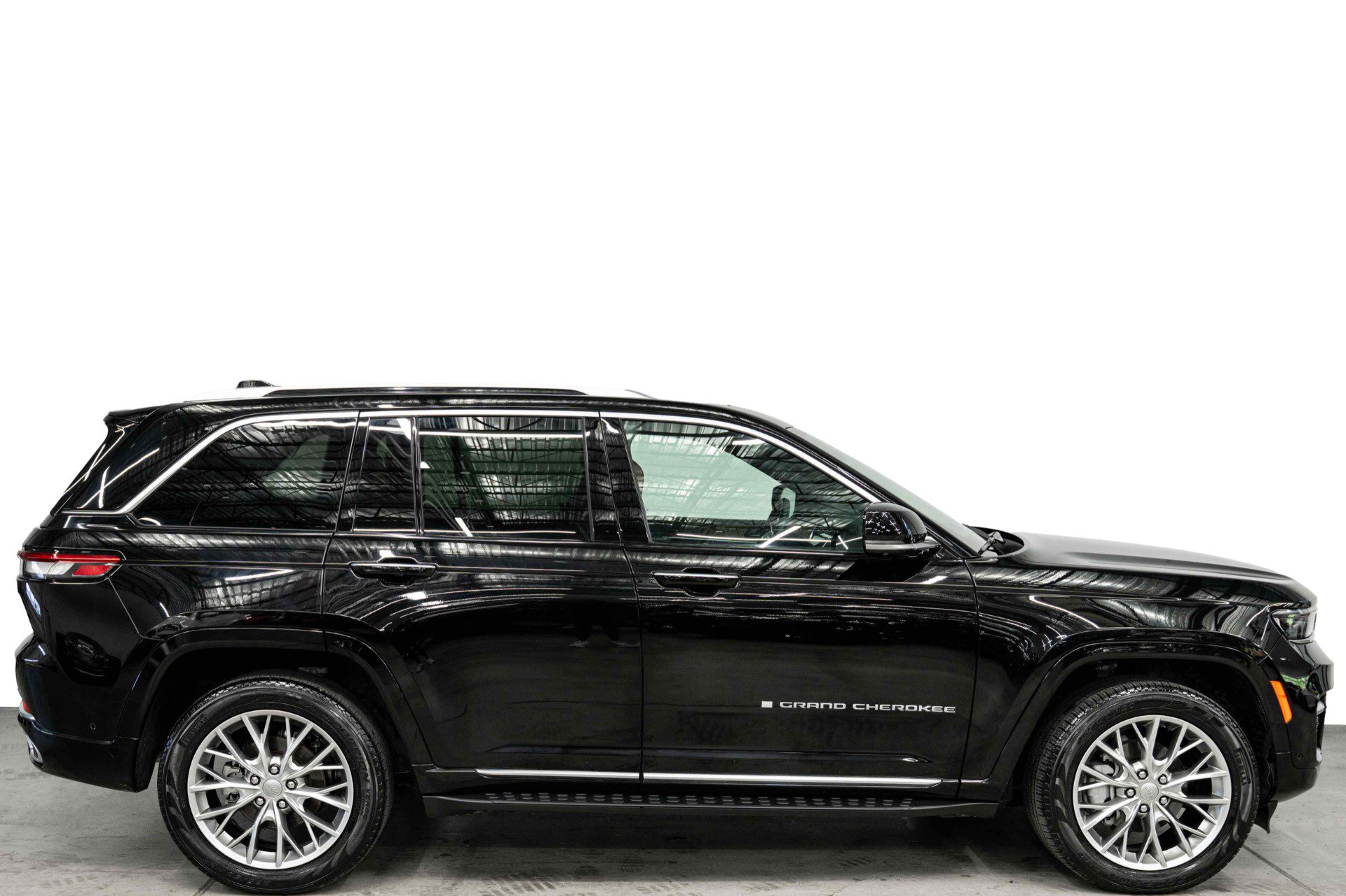 Used 2023 Jeep Grand Cherokee Summit AWD/4WD image 2