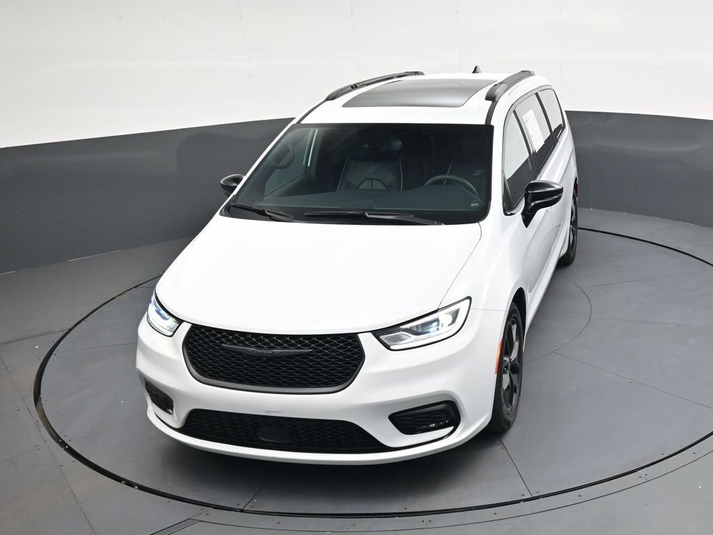 Used 2025 Chrysler Pacifica Limited image 34