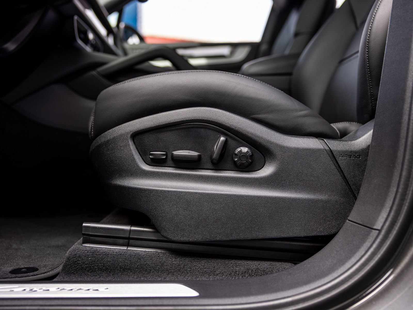 Certified 2025 Porsche Cayenne Coupe AWD/4WD image 43