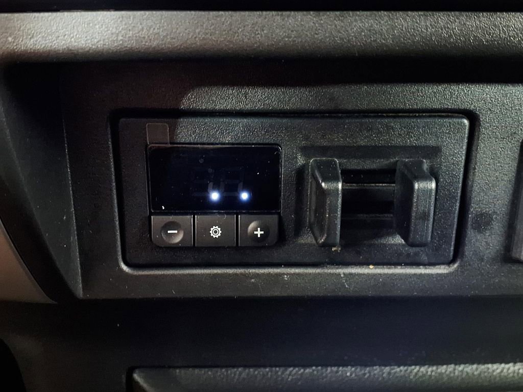 Used 2018 Nissan Titan SV image 22