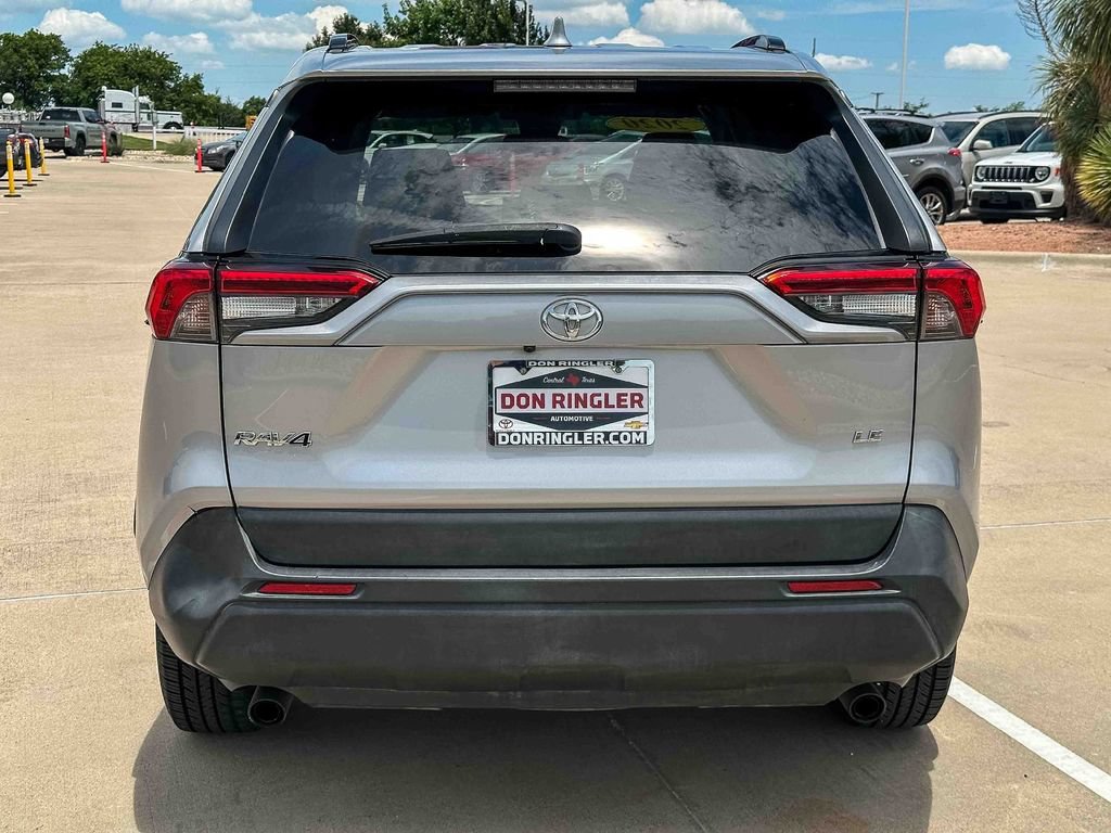 Used 2020 Toyota RAV4 LE FWD image 4