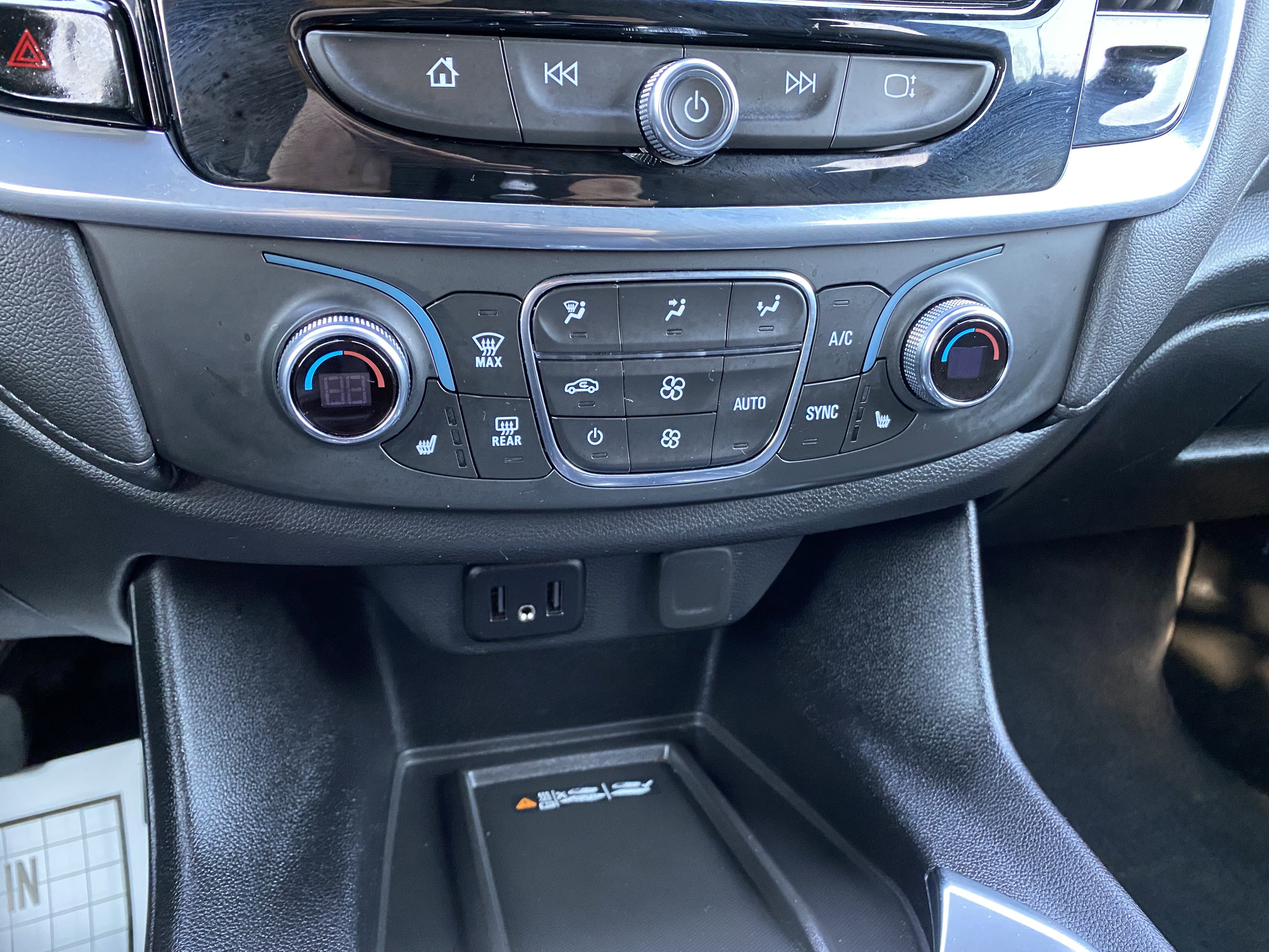 Used 2022 Chevrolet Traverse LT FWD image 29