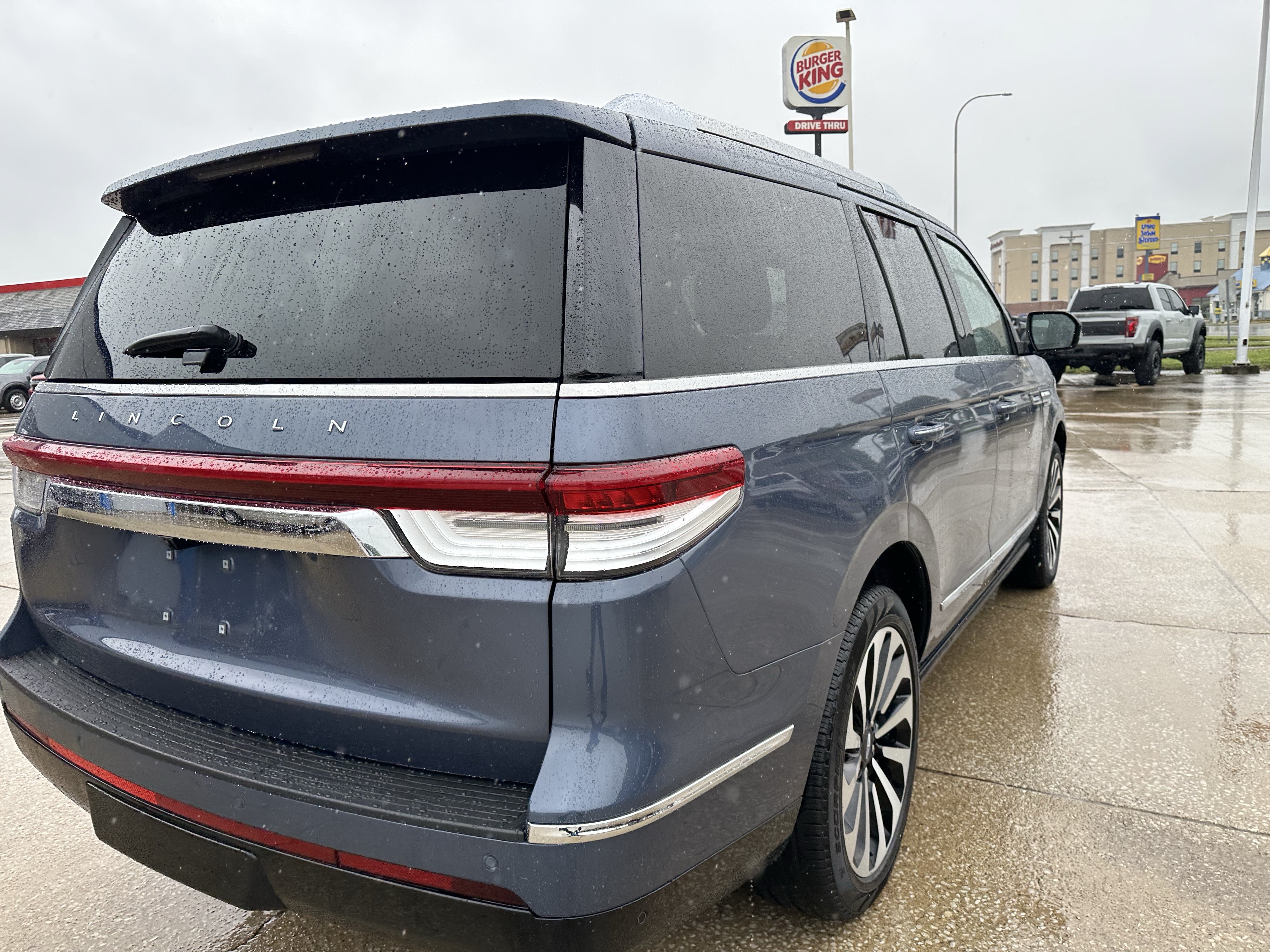 Used 2023 Lincoln Navigator Reserve AWD/4WD image 4