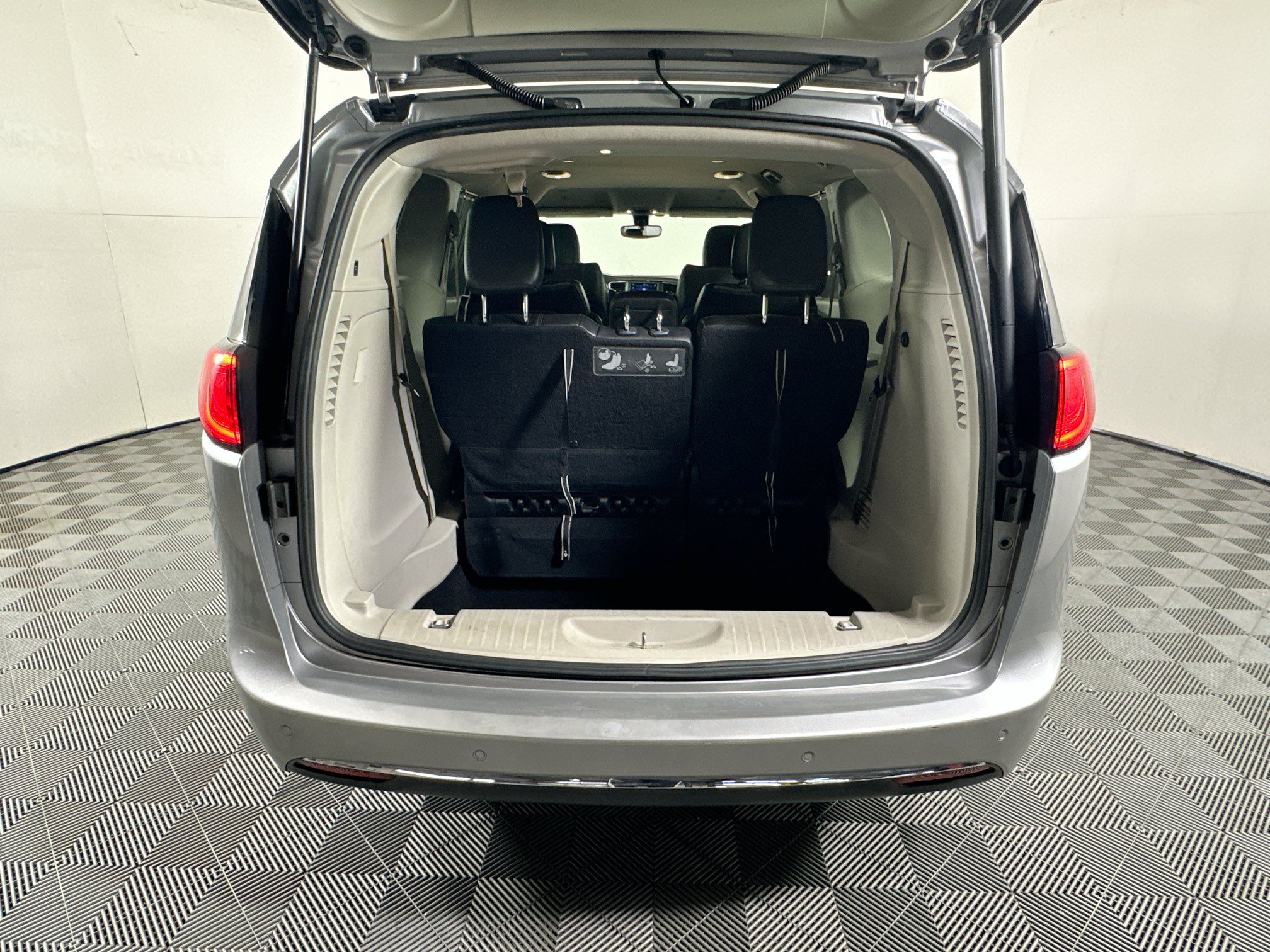 Used 2019 Chrysler Pacifica Touring-L FWD image 31