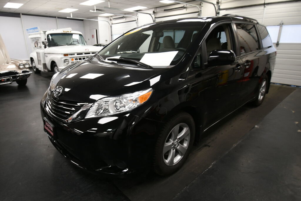 Used 2015 Toyota Sienna LE image 3