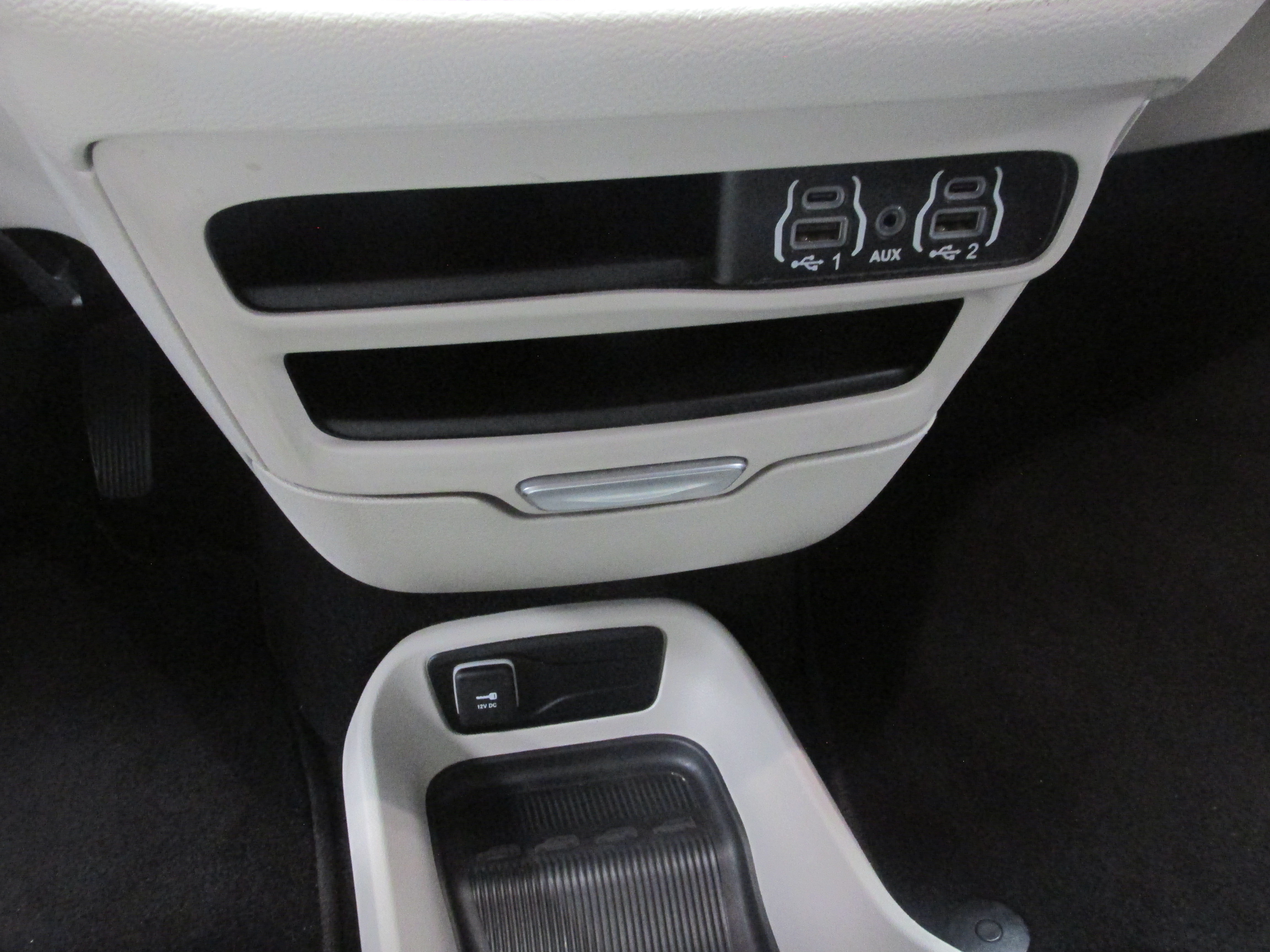 Used 2023 Chrysler Voyager LX FWD image 36
