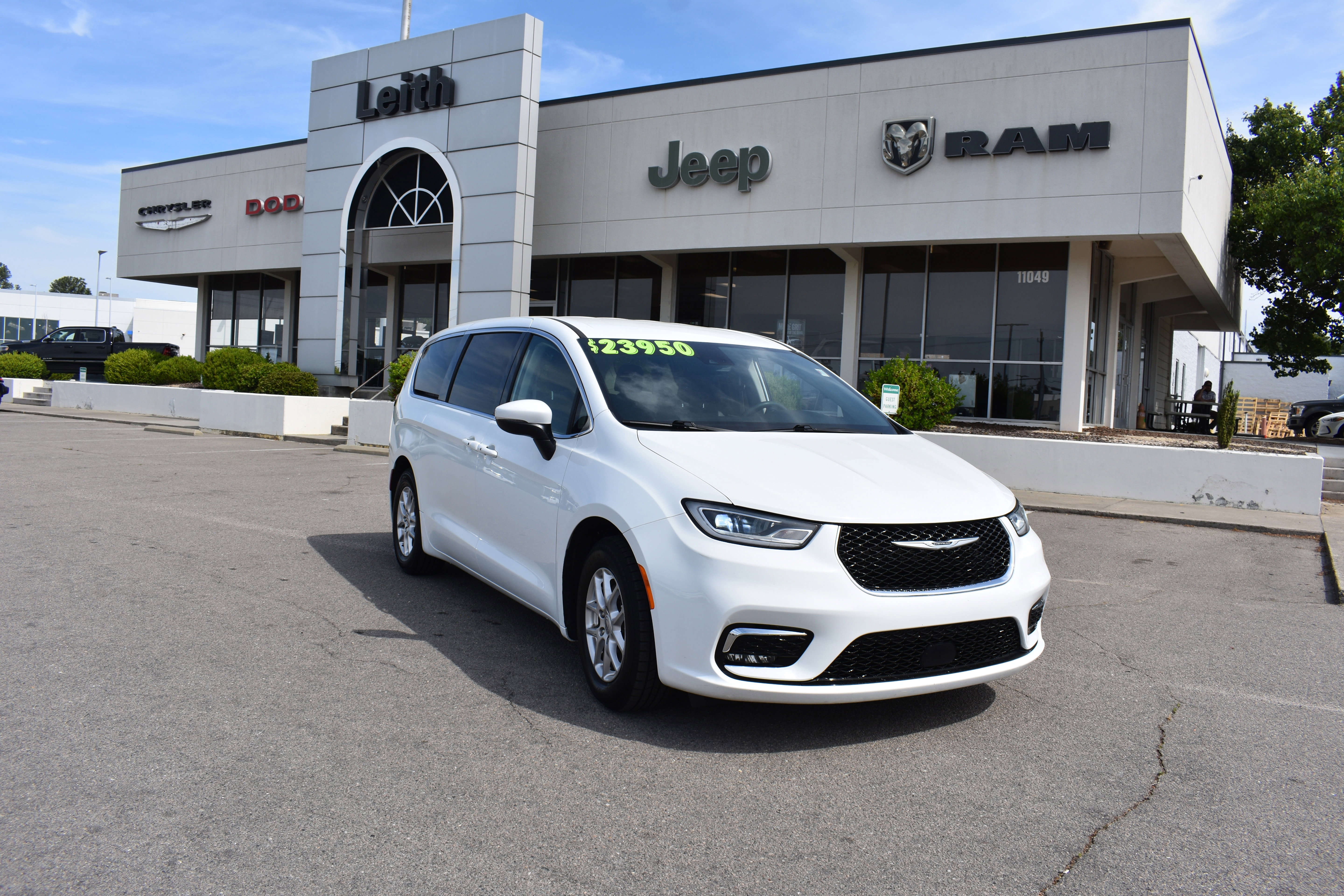 Used 2023 Chrysler Pacifica Touring-L image 1