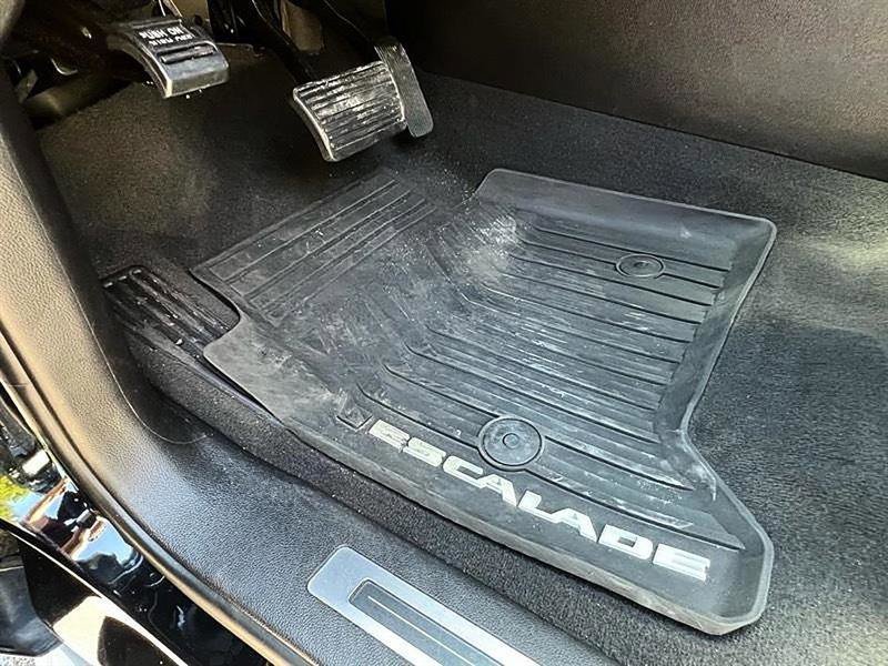 Used 2015 Cadillac Escalade Luxury RWD image 18