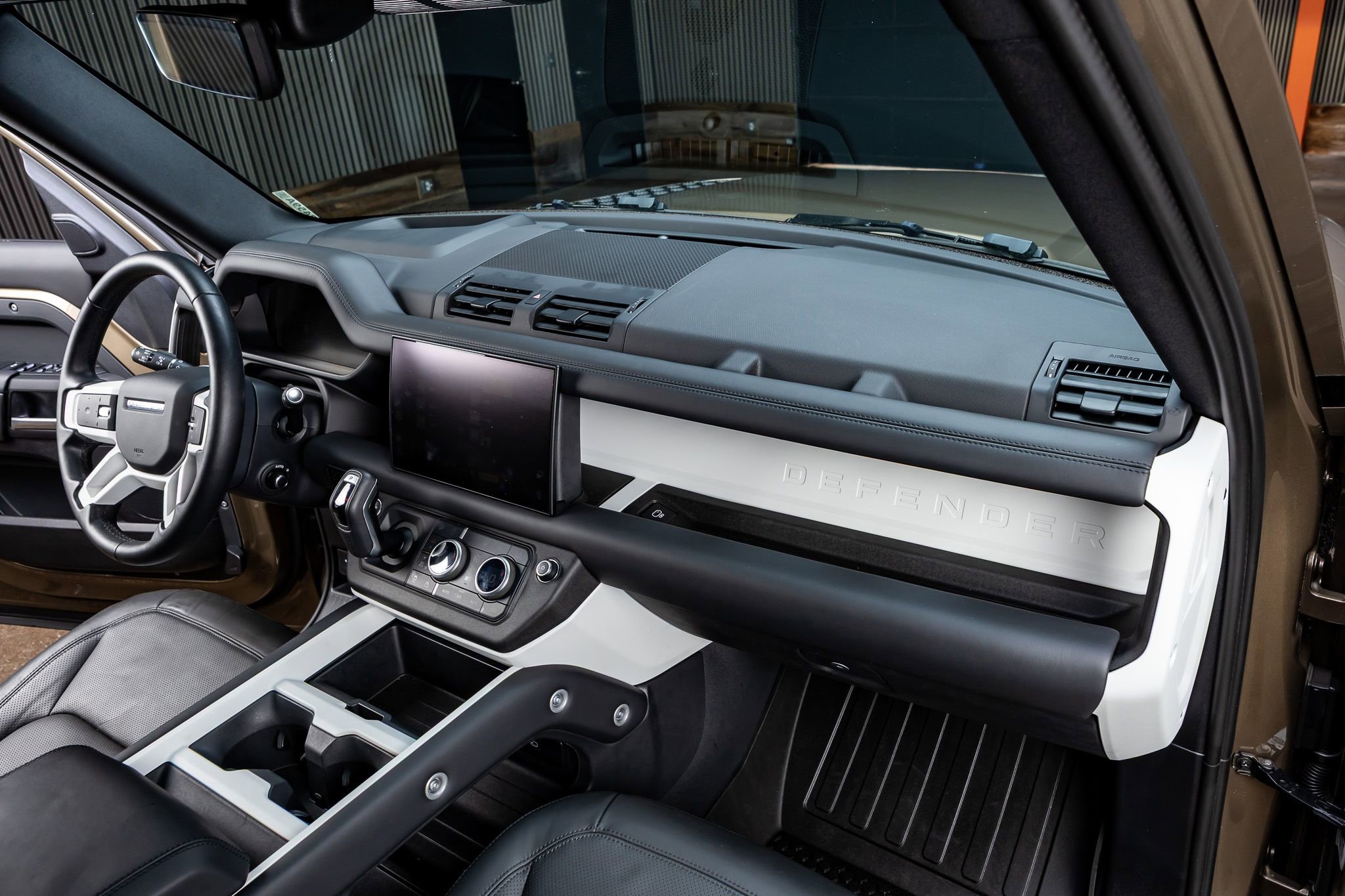 Used 2025 Land Rover Defender 110 X-Dynamic SE image 17