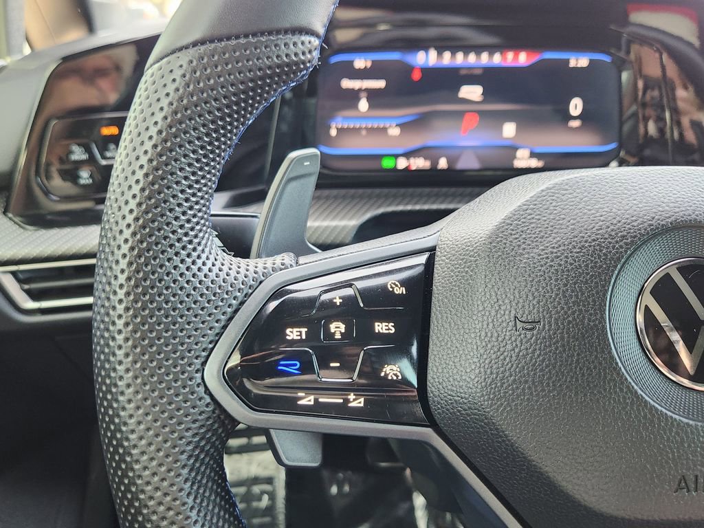 Used 2022 Volkswagen Golf R image 16