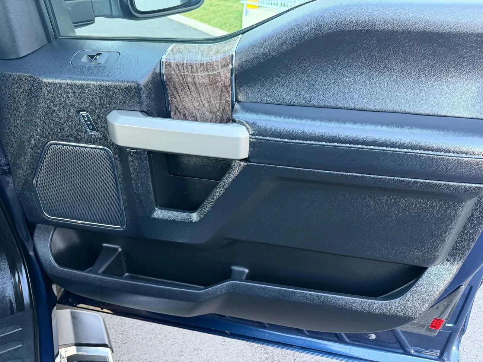 Used 2017 Ford F250 Lariat w/ Chrome Package image 16