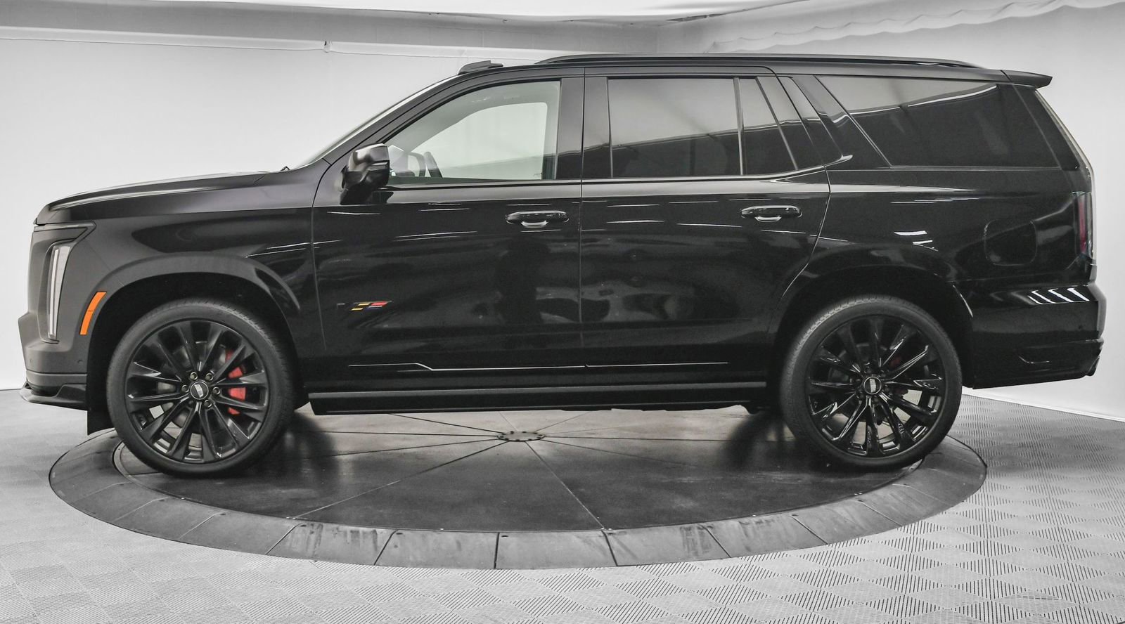 Used 2025 Cadillac Escalade V w/ LPO, ONYX Package image 4