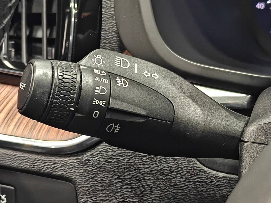 Used 2023 Volvo XC60 B5 Plus image 37