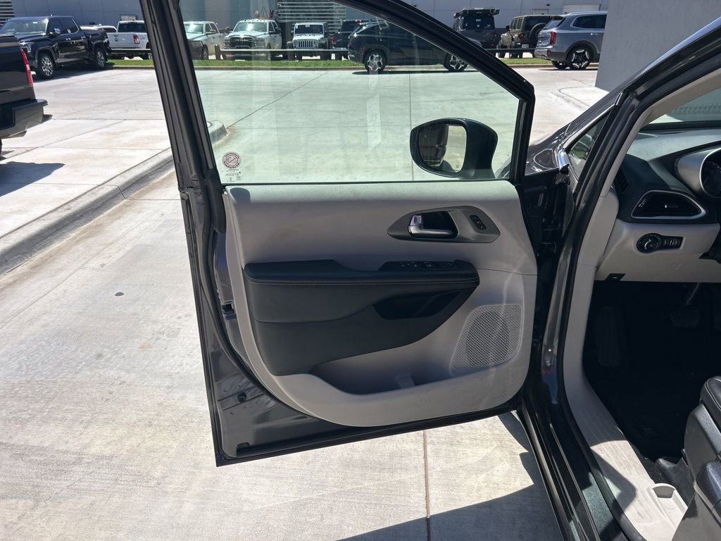 Used 2023 Chrysler Pacifica Touring-L image 6