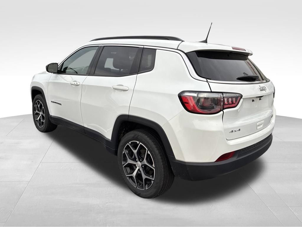 Used 2024 Jeep Compass Latitude AWD/4WD image 3