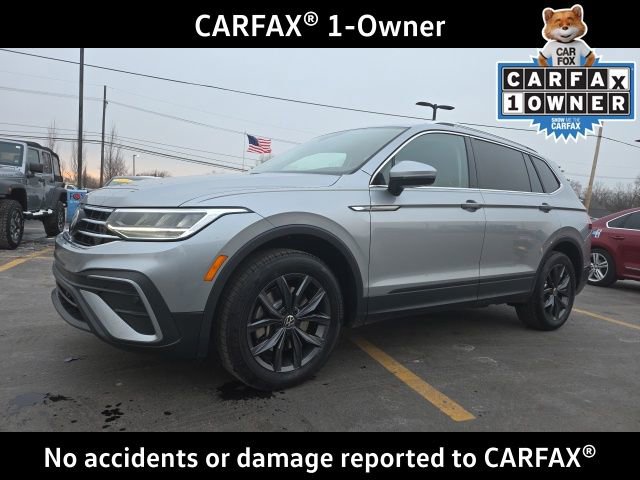 Used 2023 Volkswagen Tiguan SE w/ Panoramic Sunroof Package image 3
