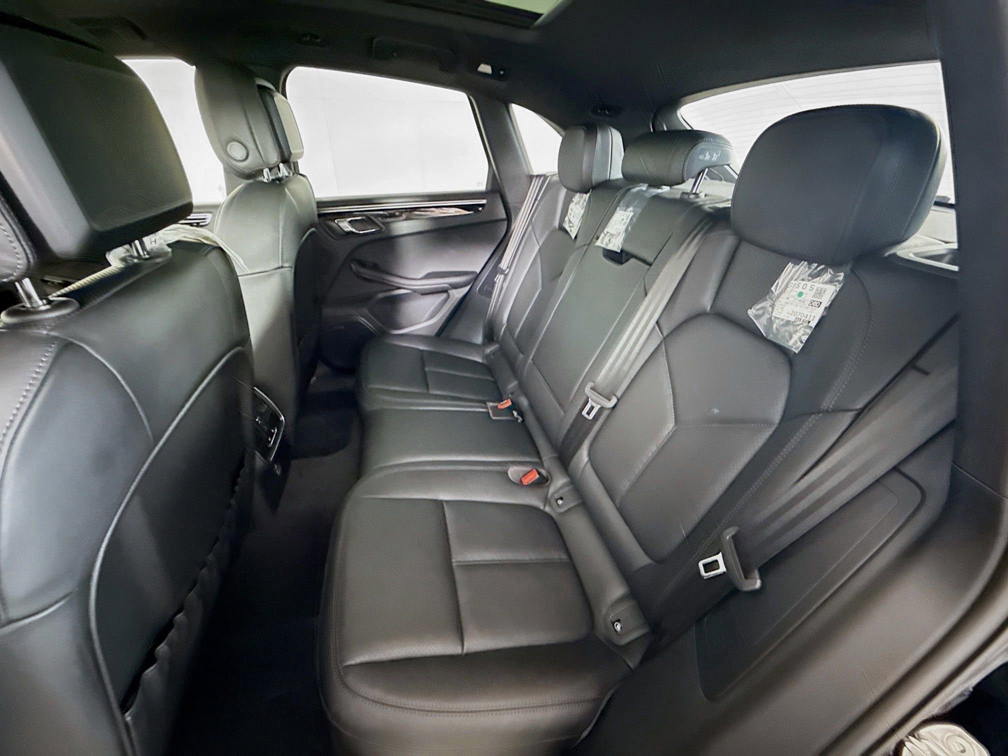 Certified 2025 Porsche Macan AWD/4WD image 16