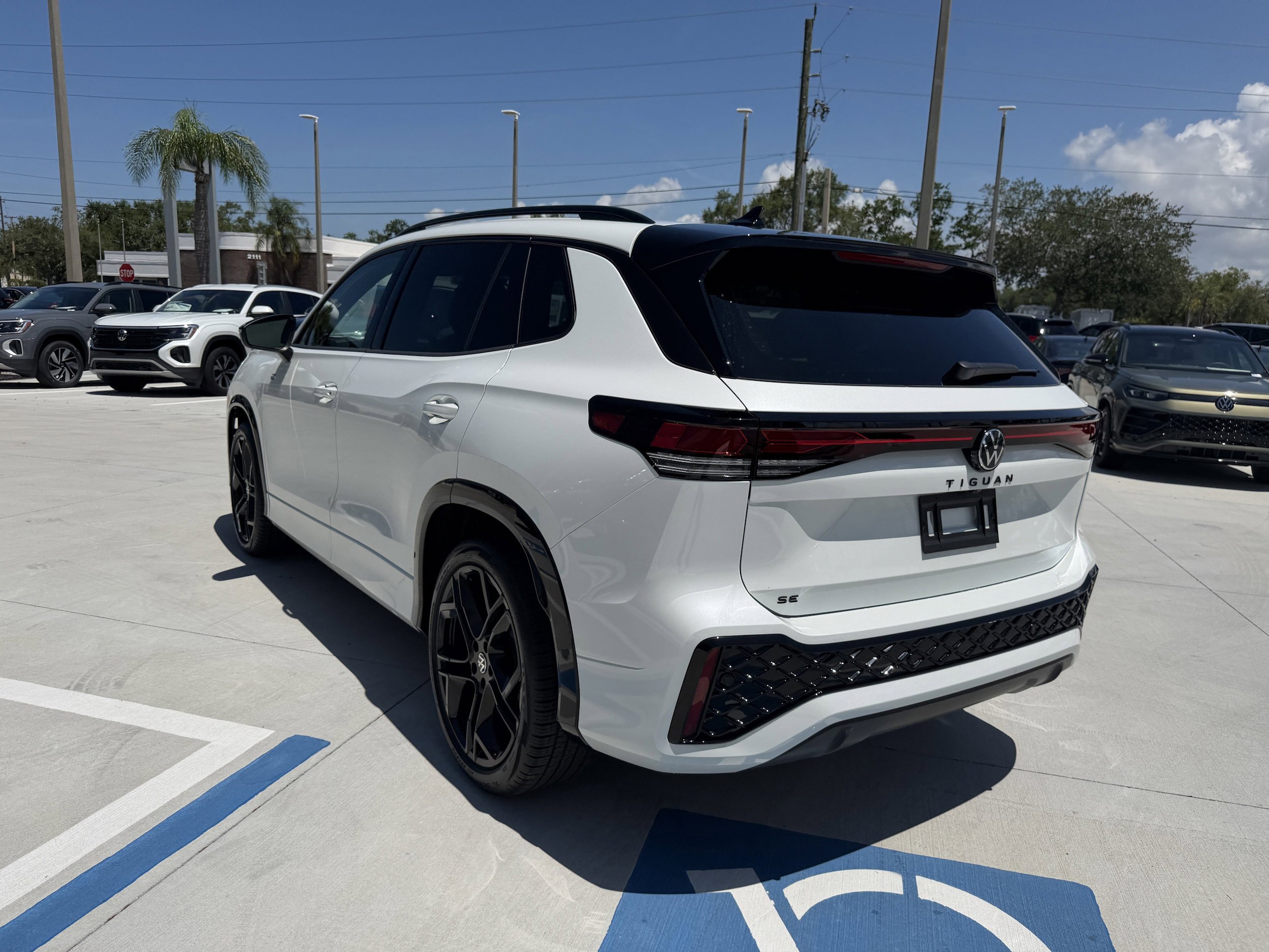 New 2026 Volkswagen Tiguan SE R-Line FWD image 5