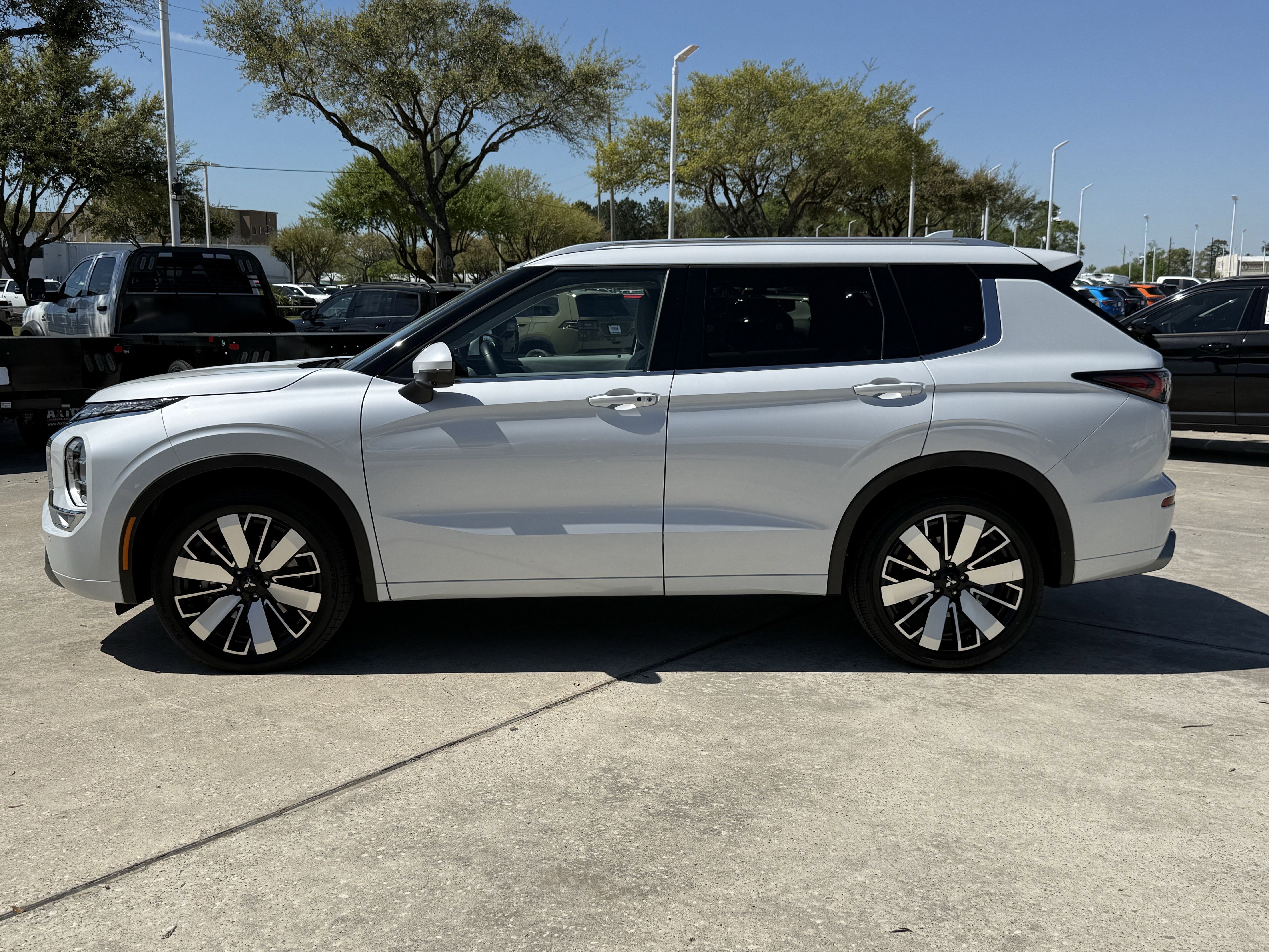 Used 2025 Mitsubishi Outlander SEL image 8