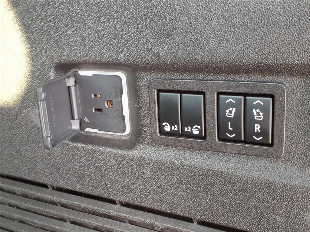 Used 2023 Chevrolet Suburban Premier image 11