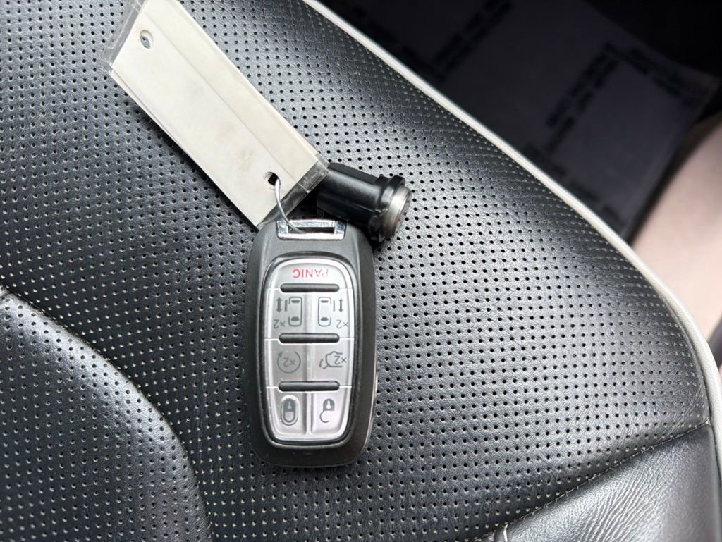 Used 2023 Chrysler Pacifica Limited FWD image 32