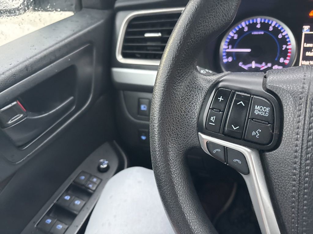 Used 2018 Toyota Highlander LE AWD/4WD image 40