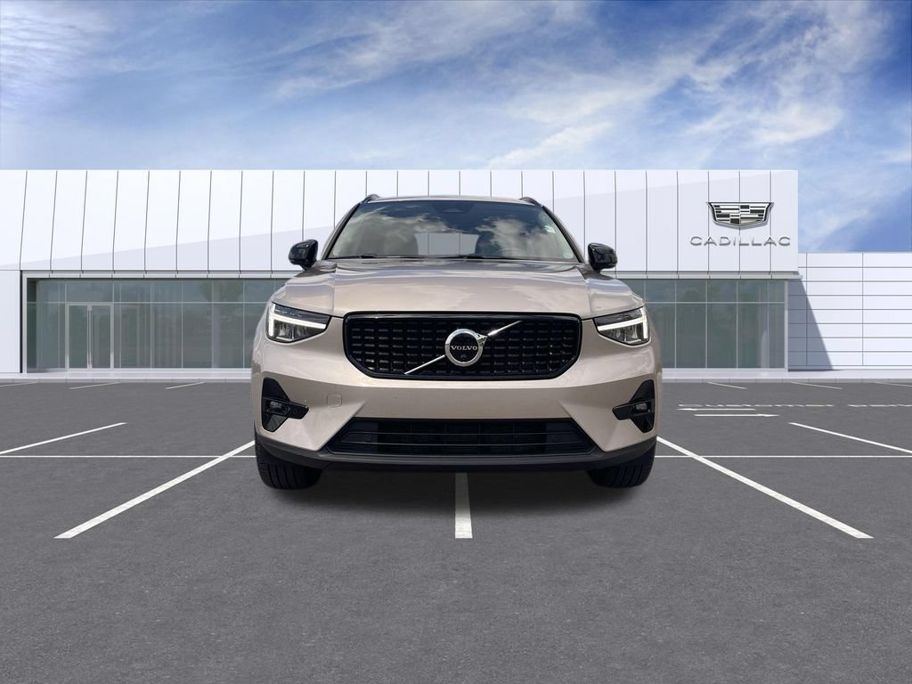 Used 2023 Volvo XC40 B5 Plus w/ Driver Assist Package AWD/4WD image 3