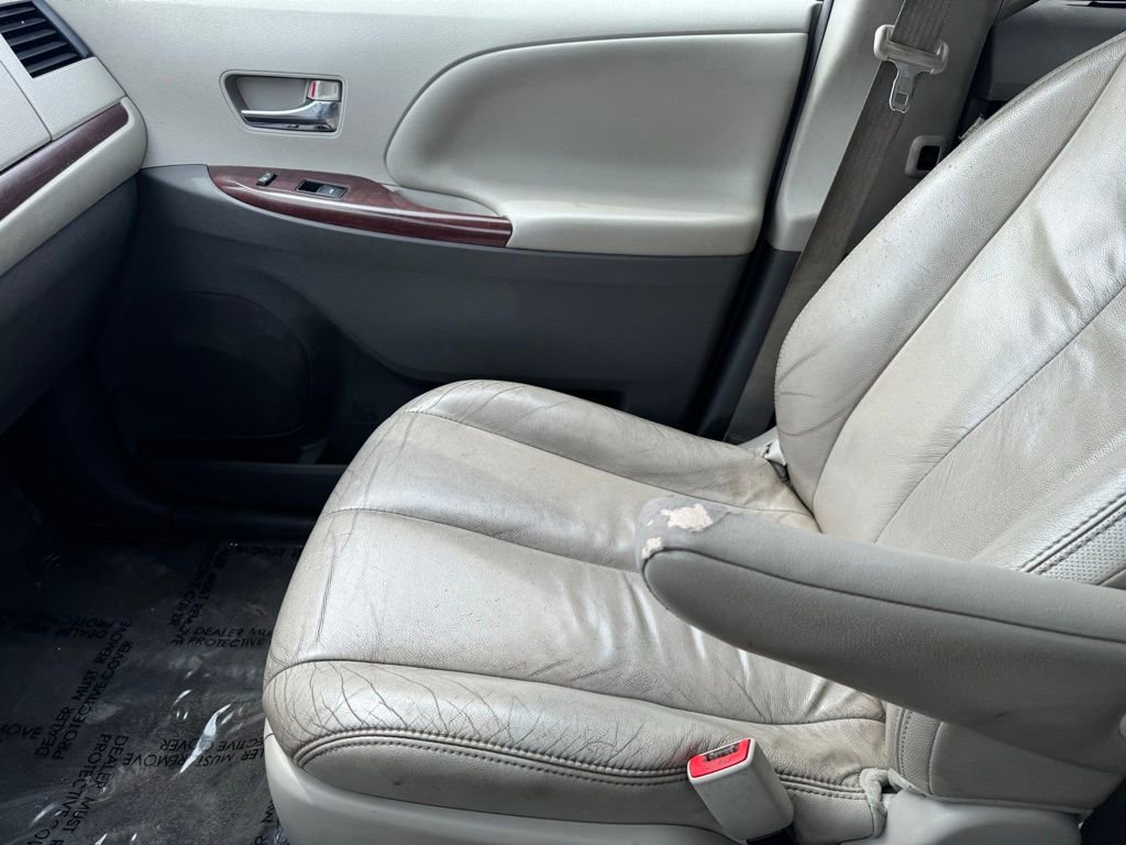 Used 2014 Toyota Sienna XLE FWD image 24