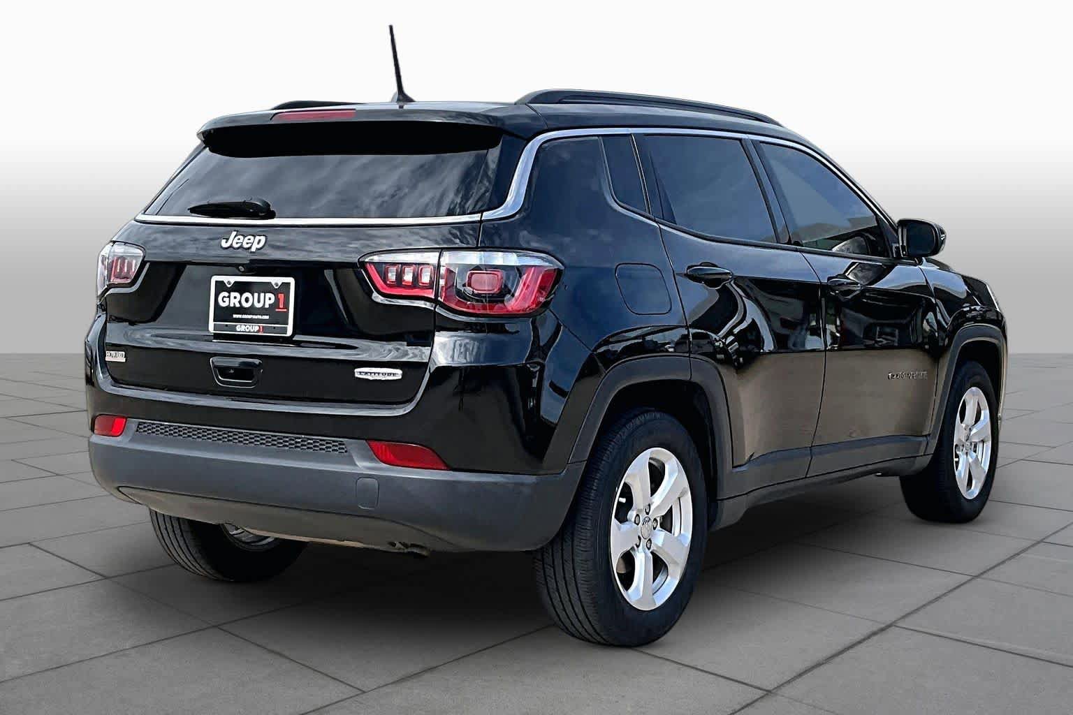 Used 2018 Jeep Compass Latitude FWD image 14