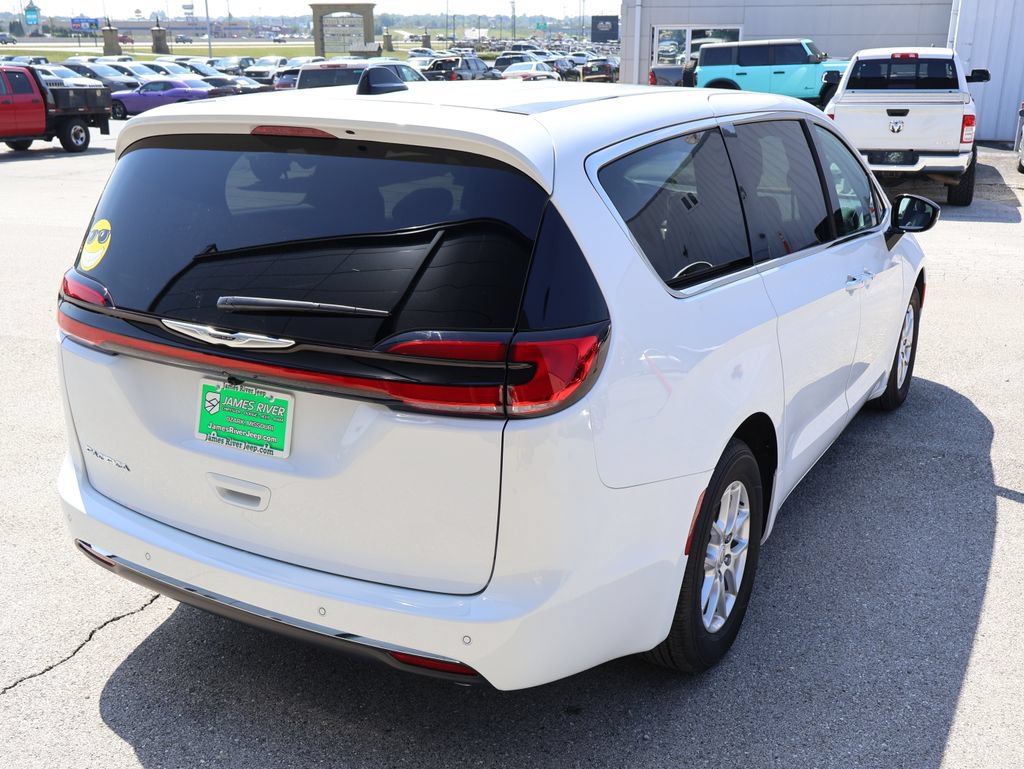 New 2026 Chrysler Pacifica Select FWD image 5