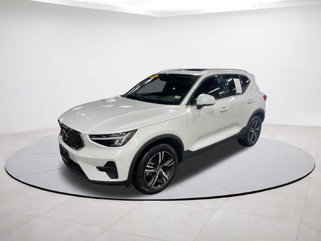 Used 2025 Volvo XC40 B5 Core AWD/4WD image 1