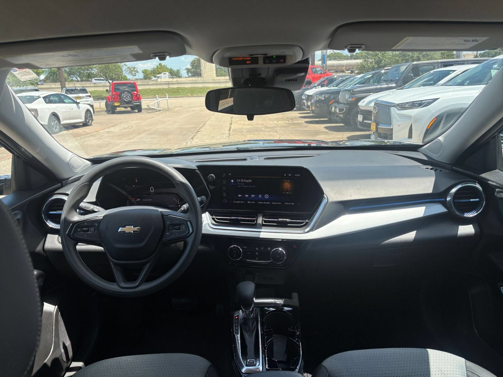 Used 2025 Chevrolet Trax LT FWD image 32