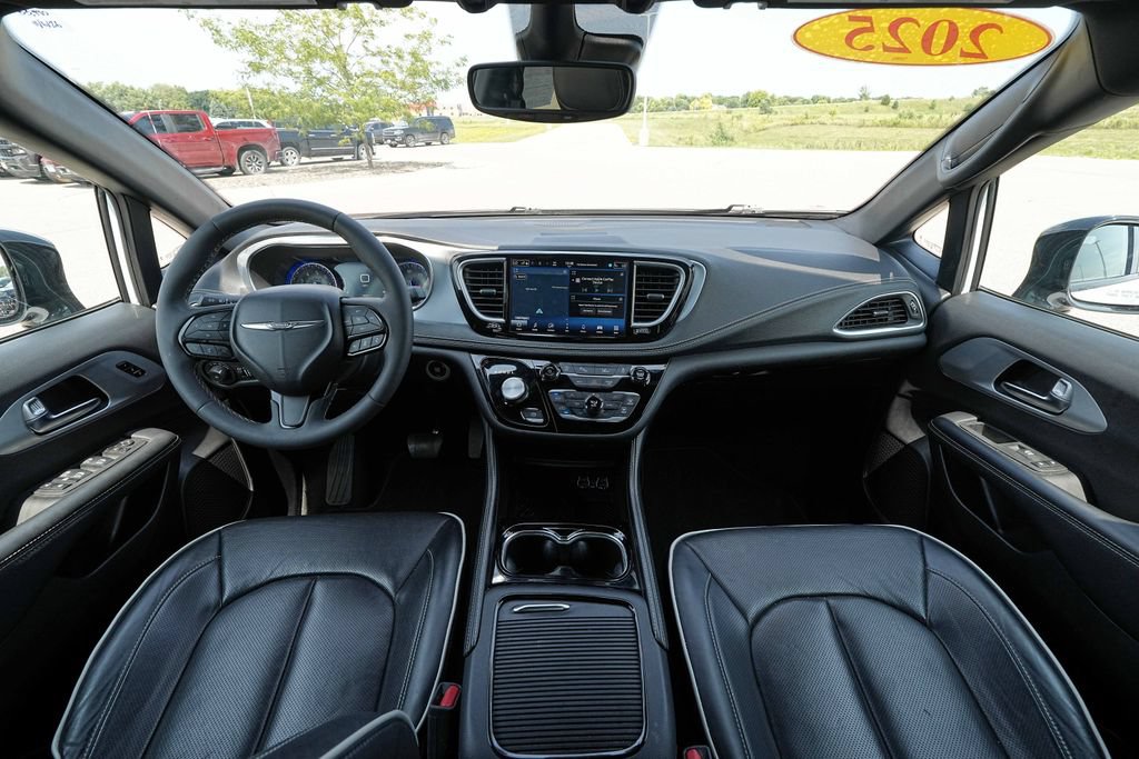 Used 2025 Chrysler Pacifica Limited FWD image 27