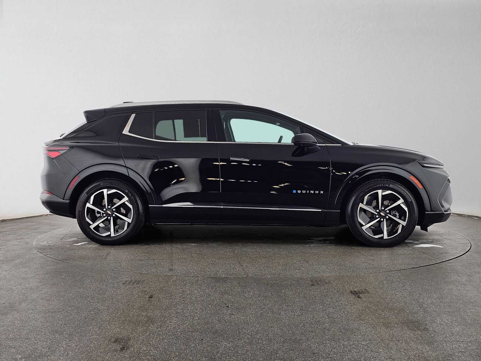 Used 2024 Chevrolet Equinox EV LT FWD image 2
