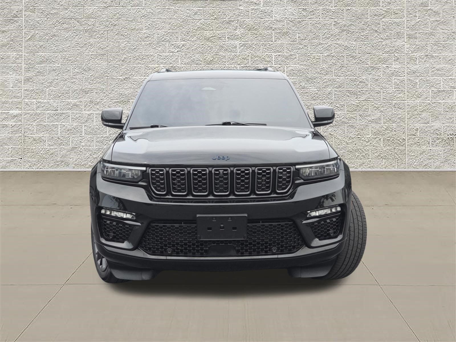 Used 2023 Jeep Grand Cherokee Summit AWD/4WD image 2