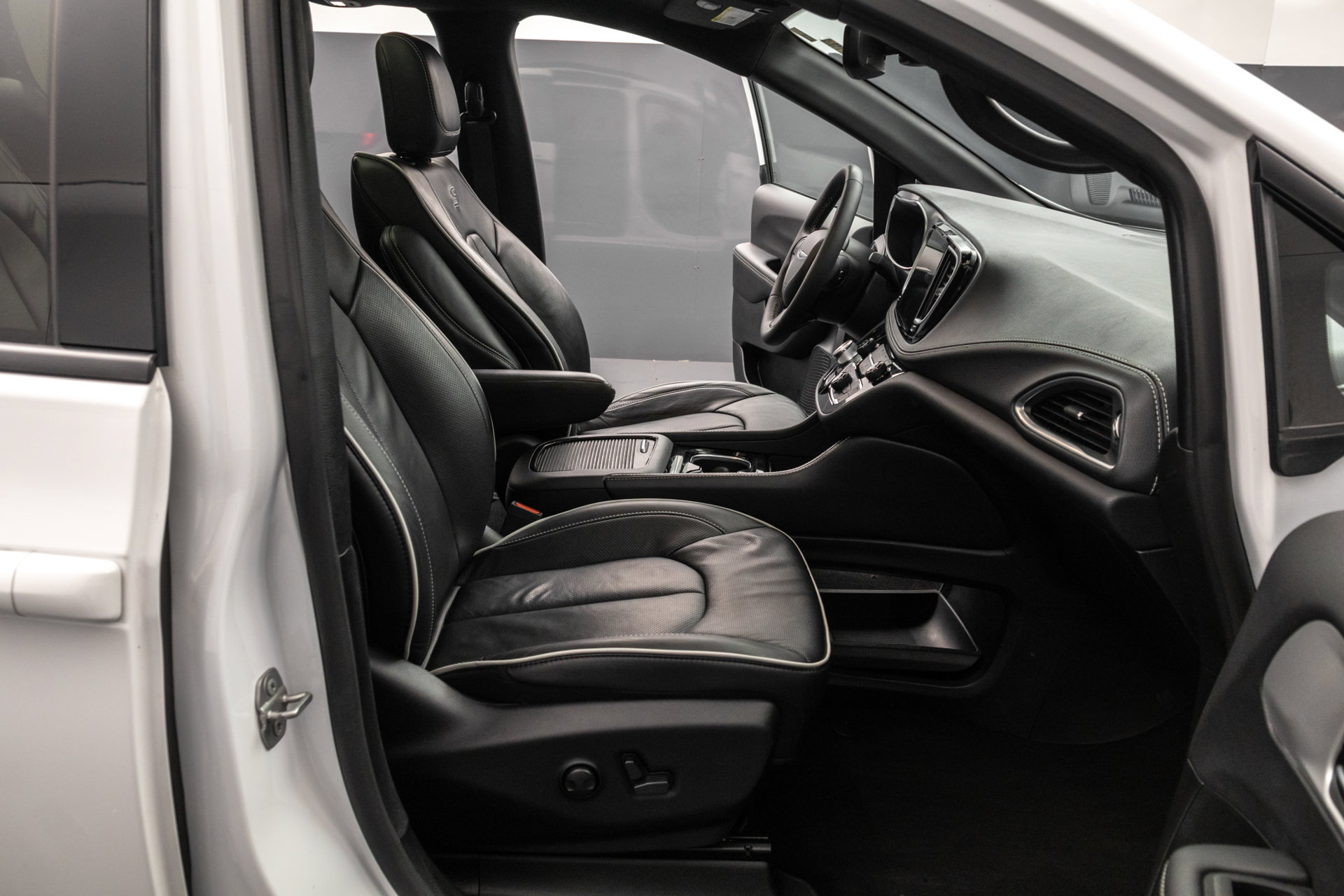 Used 2025 Chrysler Pacifica Limited FWD image 39