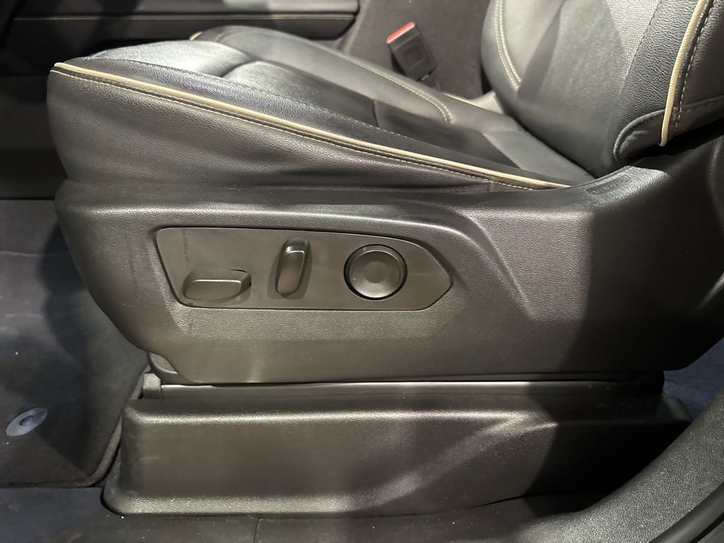 Used 2022 GMC Yukon XL SLT w/ SLT Luxury Package image 17