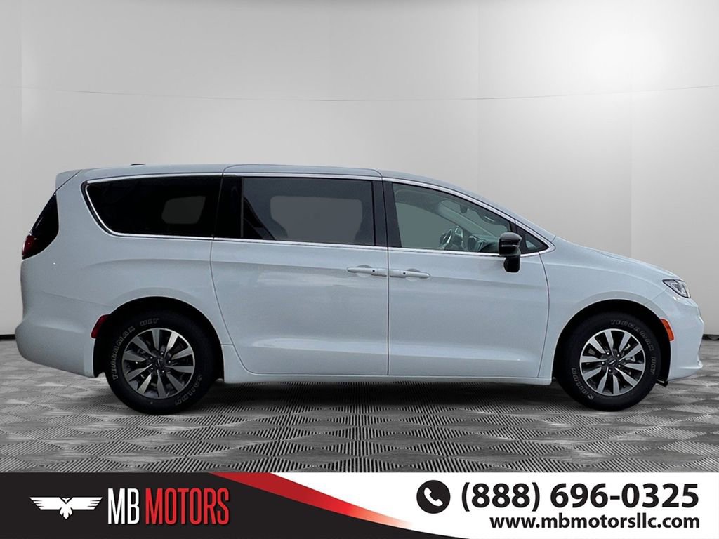 Used 2024 Chrysler Pacifica Select FWD image 2