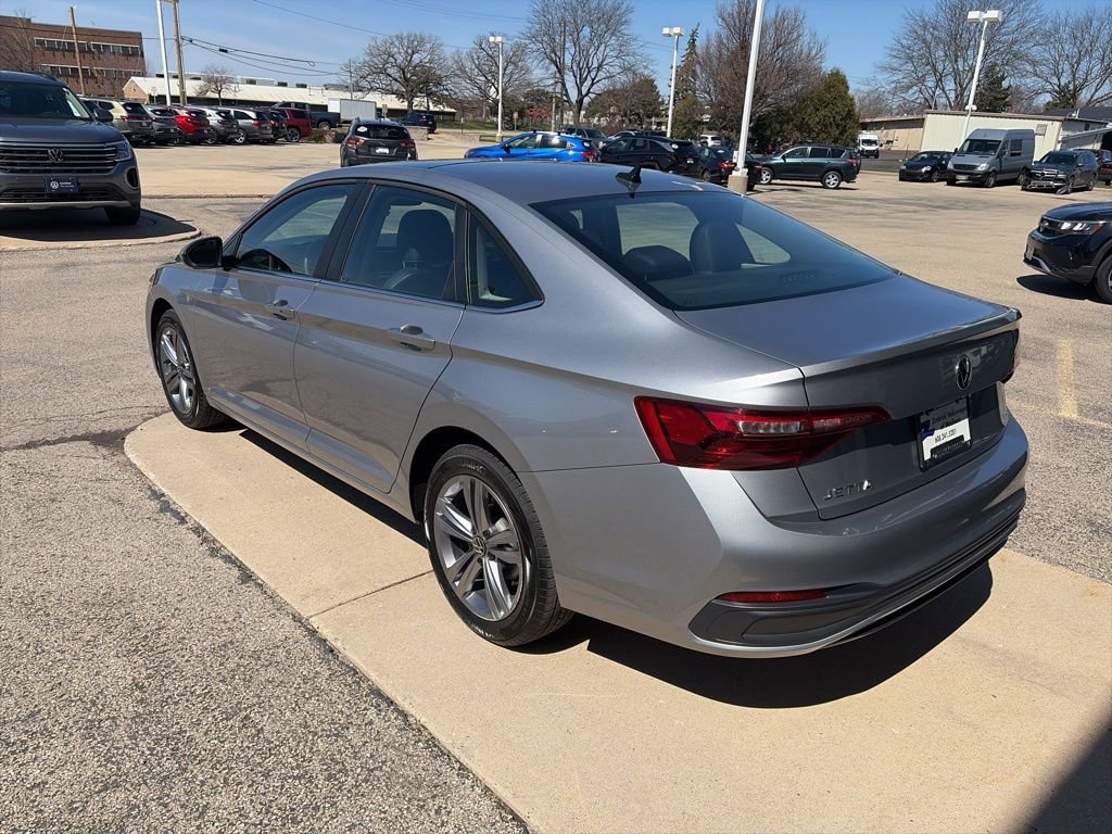 Used 2024 Volkswagen Jetta SE w/ Panoramic Sunroof Package image 5