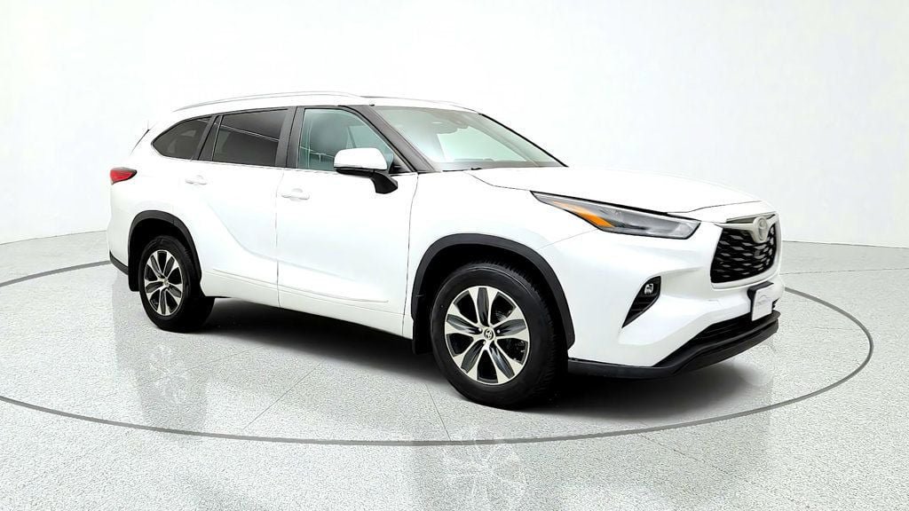Used 2023 Toyota Highlander XLE AWD/4WD image 3