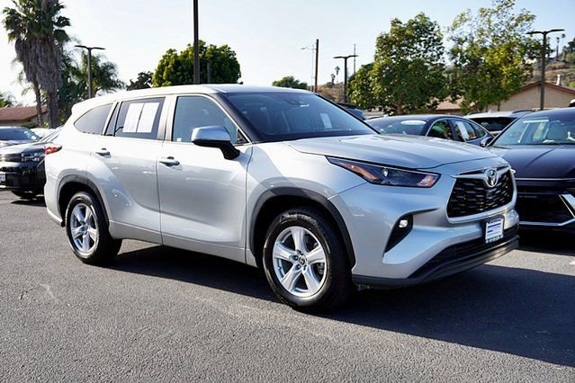 Used 2025 Toyota Highlander LE FWD image 6
