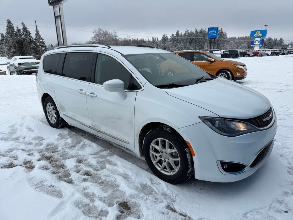 Used 2020 Chrysler Pacifica Touring-L image 3