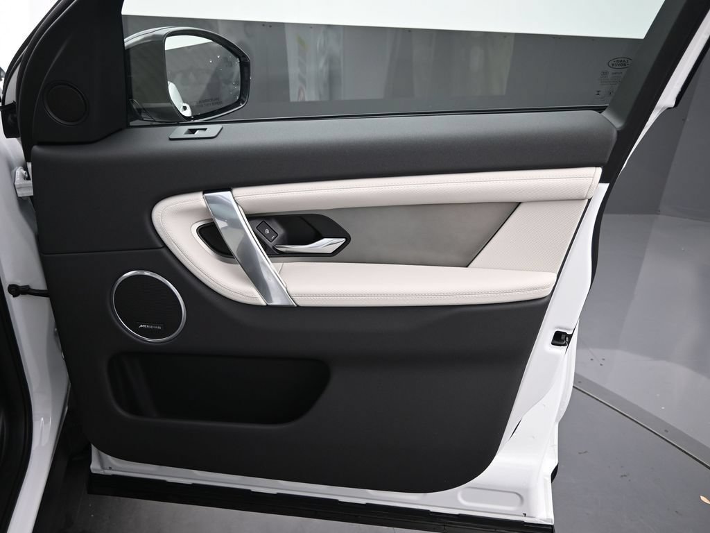 New 2026 Land Rover Discovery Sport Landmark AWD/4WD image 4