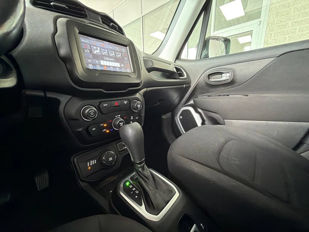 Used 2019 Jeep Renegade Latitude w/ Cold Weather Group AWD/4WD image 26