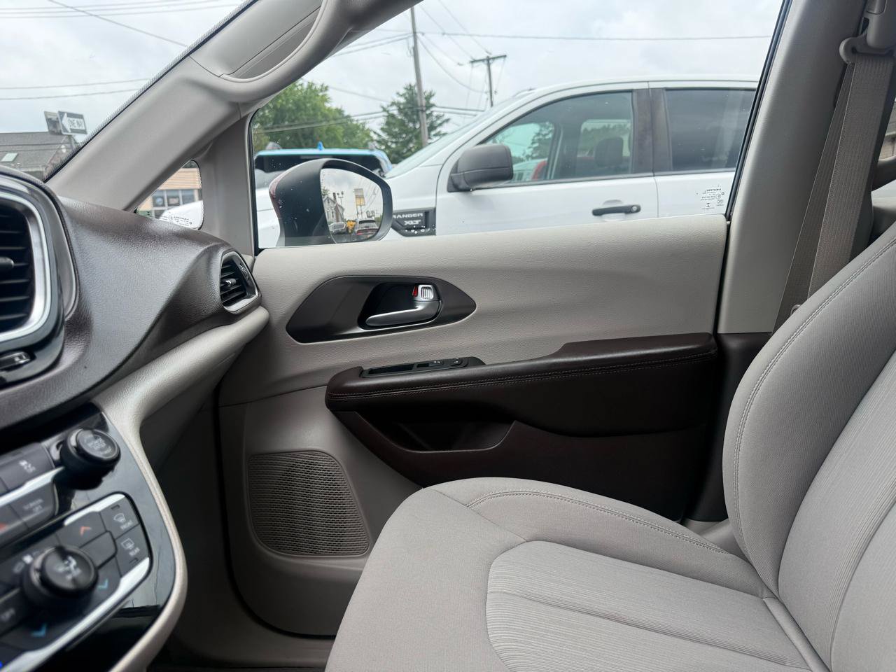 Used 2018 Chrysler Pacifica L FWD image 25